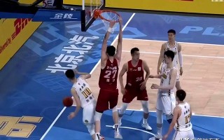 雷速直播-法兰克福球迷驻售货车边支持球队，赛季夏一个民间球迷难