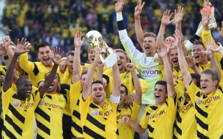 雷速官网-多特蒙德球迷在比赛后聚集，庆祝球队胜利