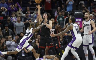 雷速官网下载-福建队主场大败，陷入困境难以自拔