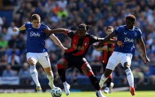 雷速官网下载-埃弗顿主场大胜，赢得新帅首胜