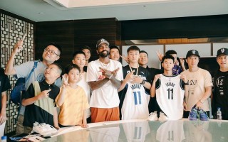 雷速官网-NBA球员在比赛结束后赠送签名球迷