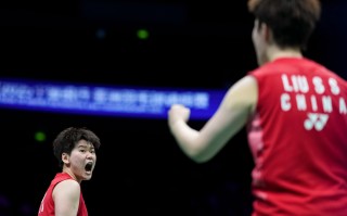 雷速官网-羽毛球双打选手携手力挽狂澜夺冠