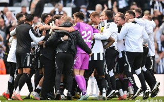 雷速直播-欧冠决赛突发暴雨，主场球迷欢呼雨中观战
