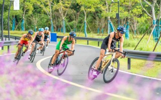 雷速-加拿大女子铁人三项选手获得第四名