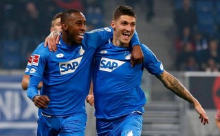 雷速官网-沃尔夫斯堡球员合力战胜强劲对手