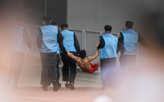 雷速直播-球迷狂欢日本代表队为荣耀而战，拼尽全力