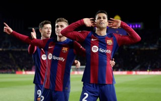 雷速官网-西班牙称霸：巴萨战胜皇马，夺得国内冠军！