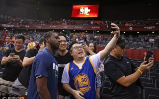 雷速直播-美洲篮球大赛观众喊出新口号，球迷热情高涨