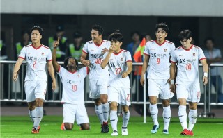 雷速官网下载-热门足球赛事引人瞩目，球员技艺娴熟