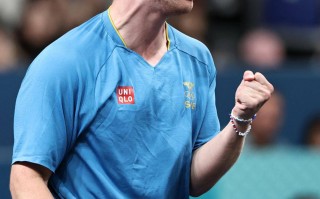 雷速官网-瑞典运动员在摔跤比赛中夺魁