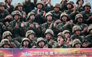 雷速官网-争分夺秒的激战中，球队为荣誉而战