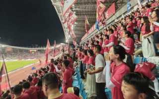 雷速官网-精彩的比赛细节令人难忘，球员们全力以赴拼搏