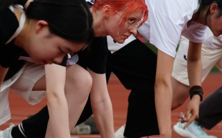 雷速官网-运动员全力以赴向着目标前进