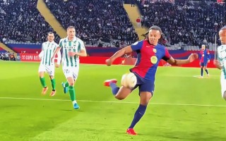 雷速官网-巴萨后卫防守严密，对手难以得分