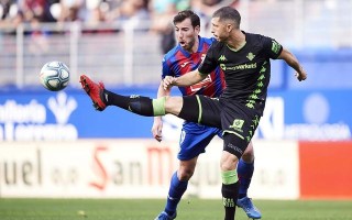 雷速官网-阿拉维斯主场逼平埃瓦尔，保持不败