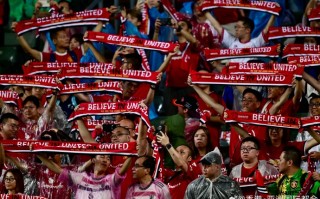 雷速官网-足球盛事唤醒欢呼声，球迷狂情燃烧在赛场