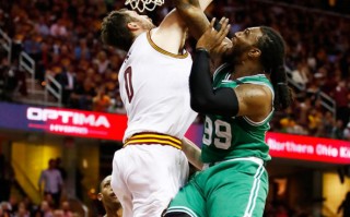 雷速直播-澳大利亚国脚受伤下场，球队遭遇波折