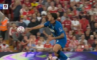 雷速官网-纠结判罚！VAR引发群众争议，球迷情绪激动