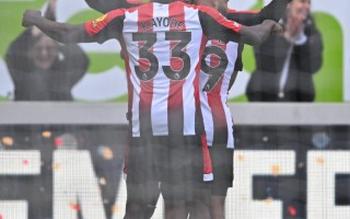 雷速官网下载-曼联主场告捷，红魔球迷欢呼雀跃