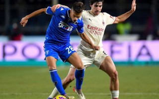 雷速直播-顶尖球员实力较量，精彩足球比赛震撼人心