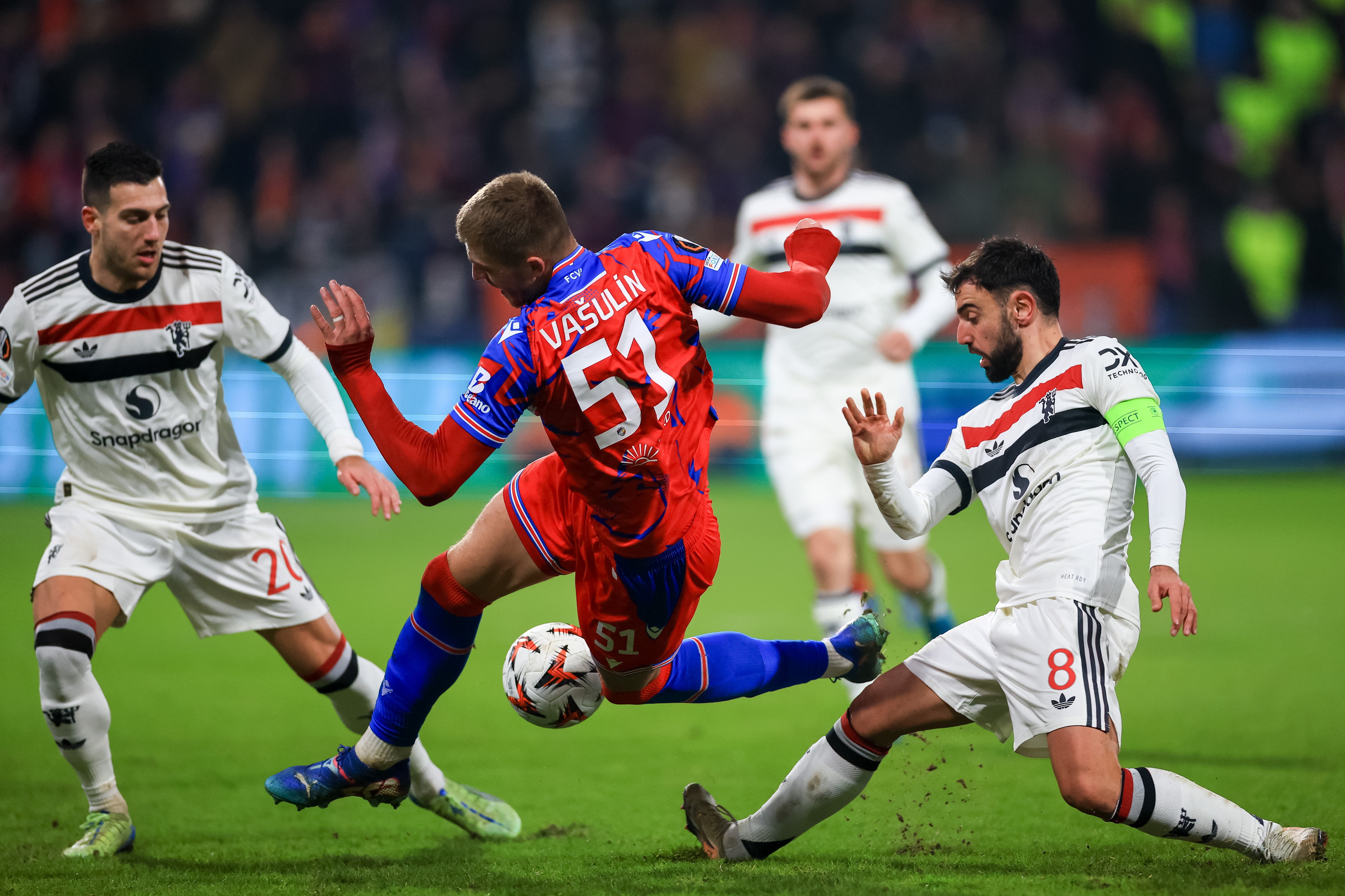 雷速官网-欧国联赛场的激动瞬间，球队乘胜追击备战下一场-第1张图片-雷速官网