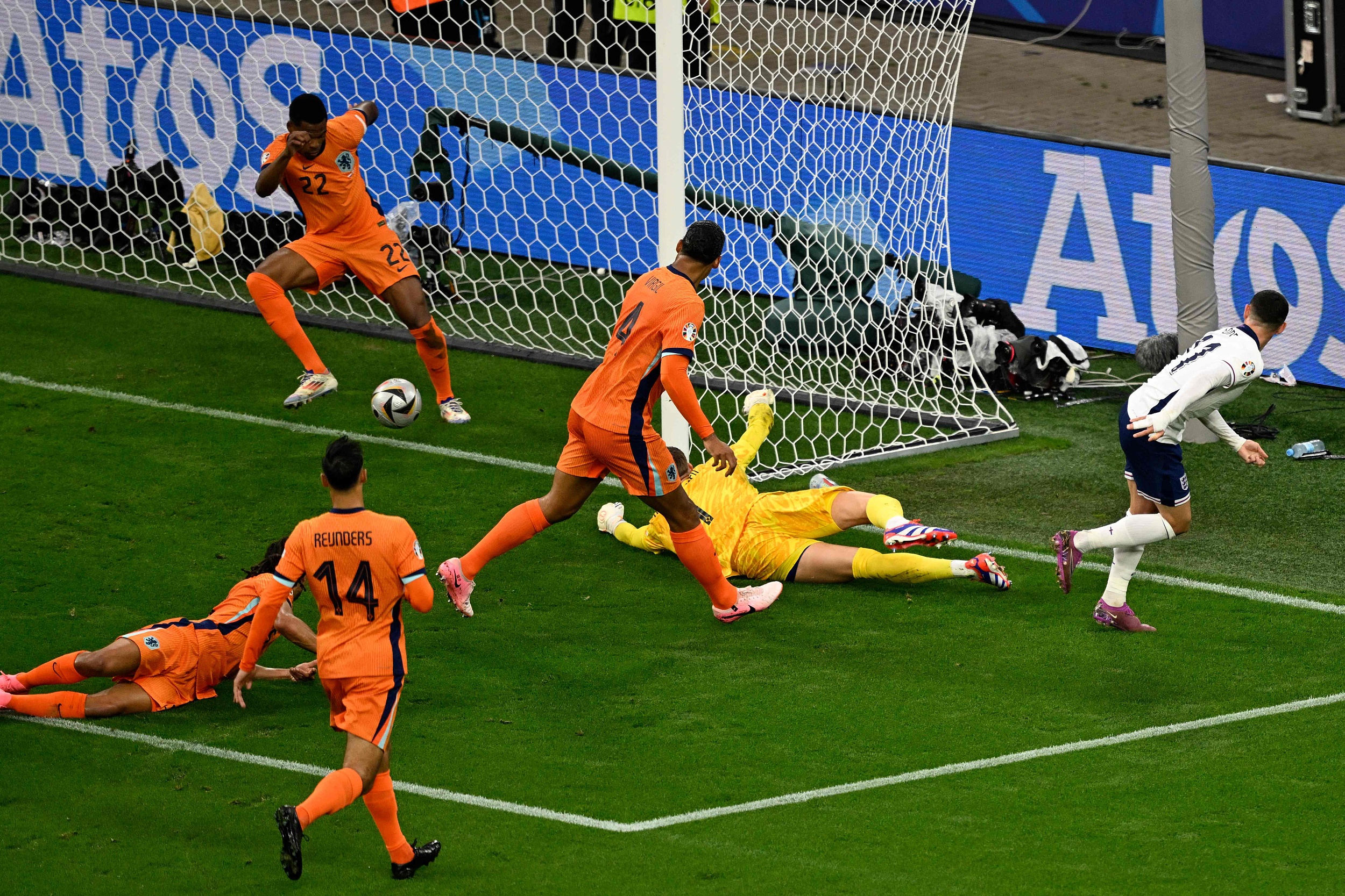 雷速官网-瑞士被英格兰逆转击败，形势岌岌可危-第1张图片-雷速官网