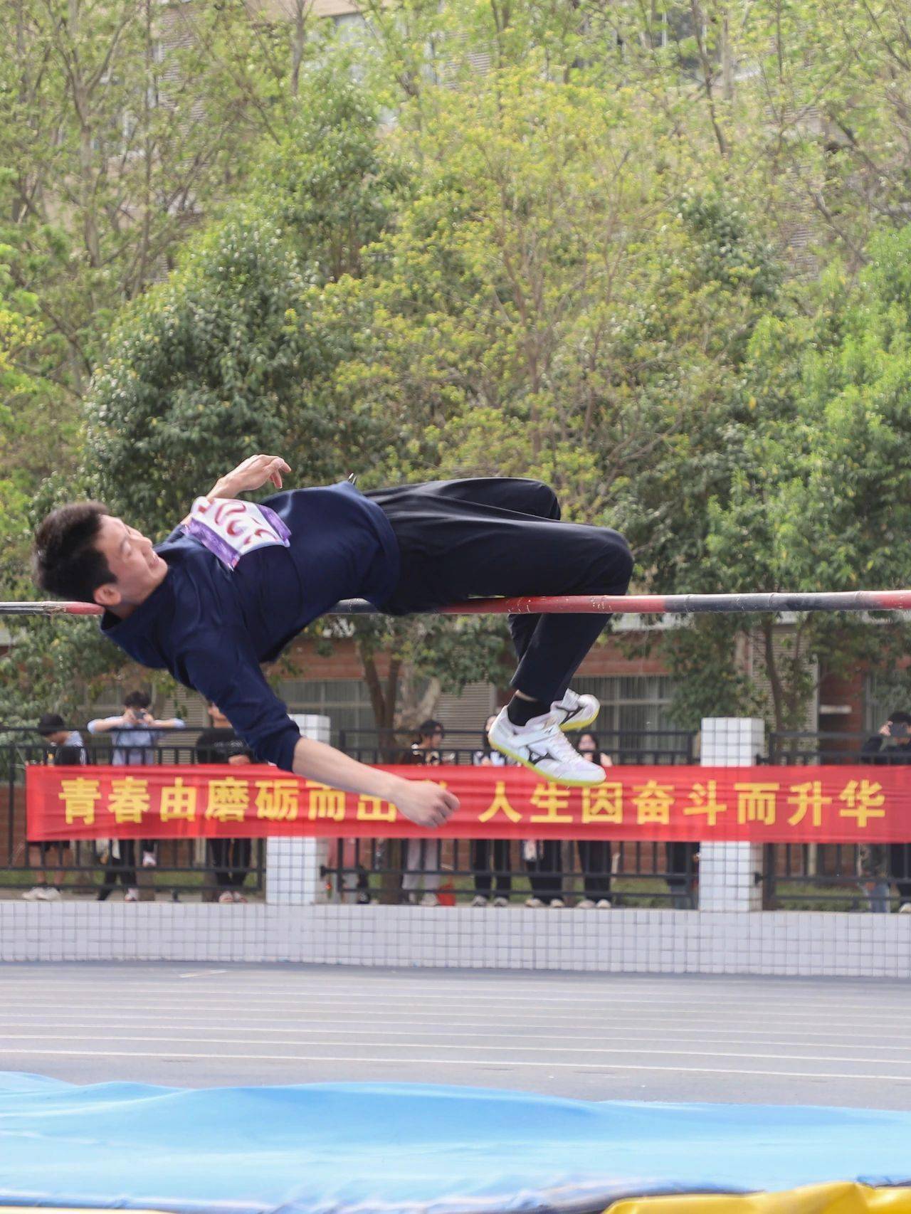 雷速-赛场上演精彩战斗，谁能脱颖而出？-第2张图片-雷速官网