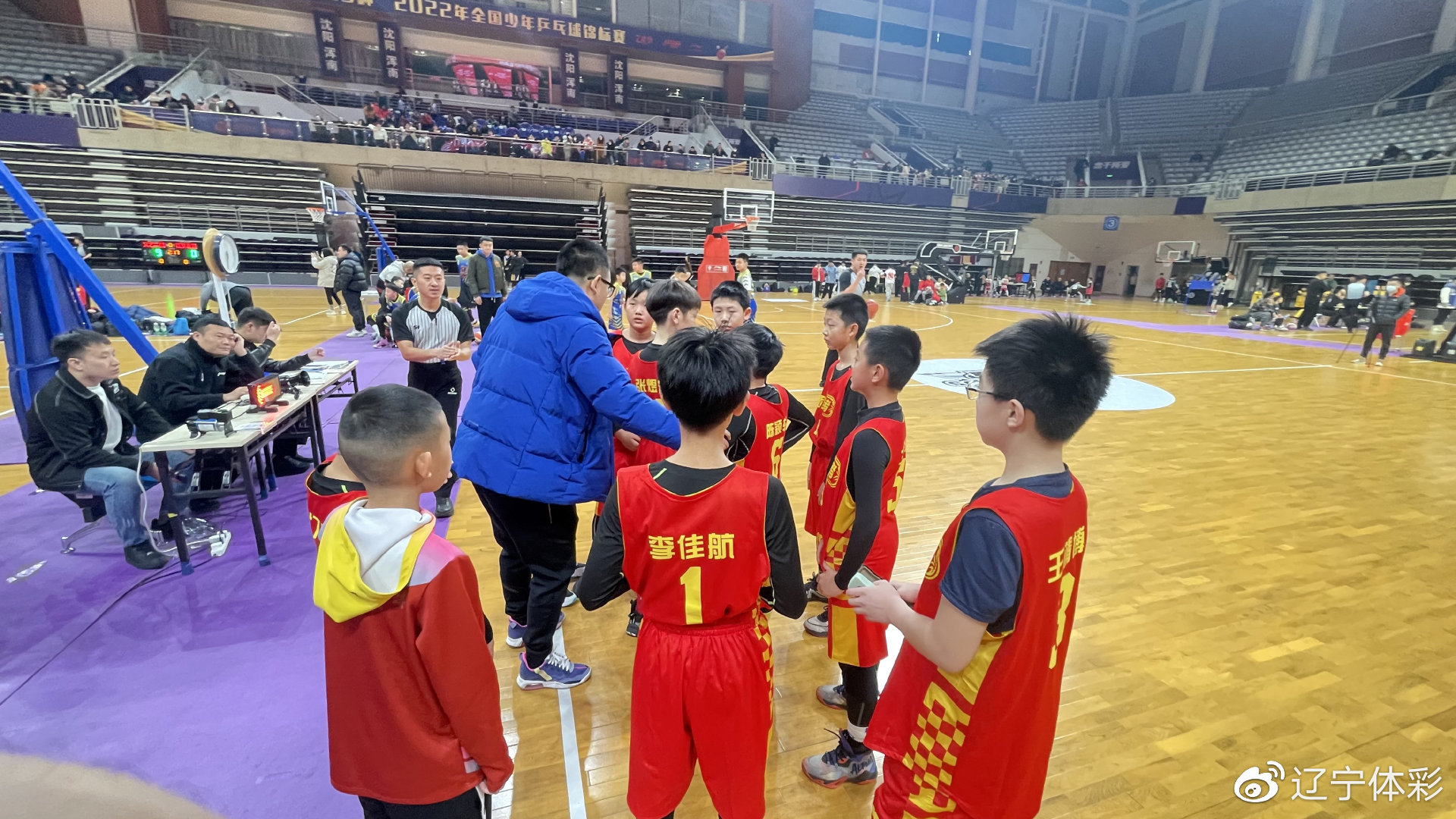 雷速官网下载-篮球比赛午间开打，球迷争相赴现场助威-第2张图片-雷速官网