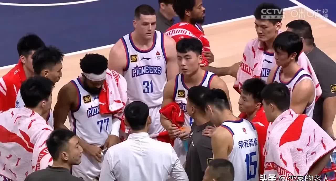 雷速官网下载-巴克斯队独强一人，带领球队击败对手夺得胜利-第1张图片-雷速官网