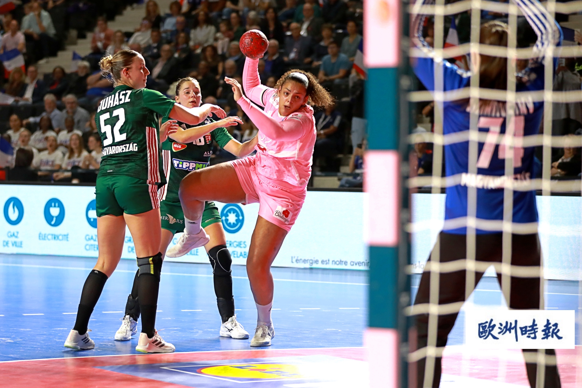 雷速官网下载-欧洲女子足球比赛中一番激战-第1张图片-雷速官网