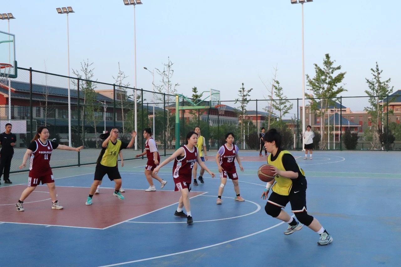 雷速官网-镇江篮球场上斩获连胜，势不可挡-第2张图片-雷速官网