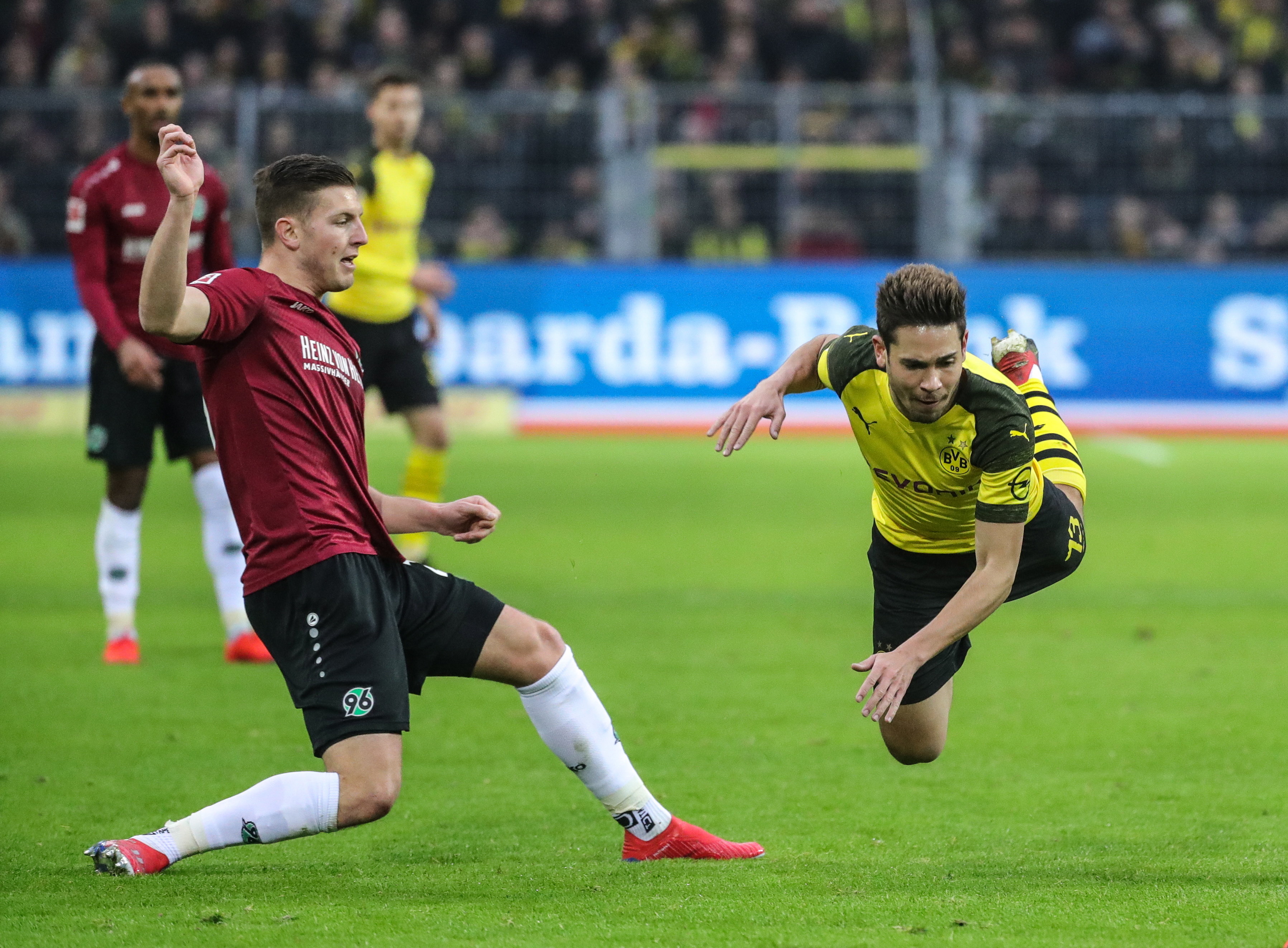 雷速官网-汉诺威96球员助阵慈善活动，展现车城热爱-第2张图片-雷速官网