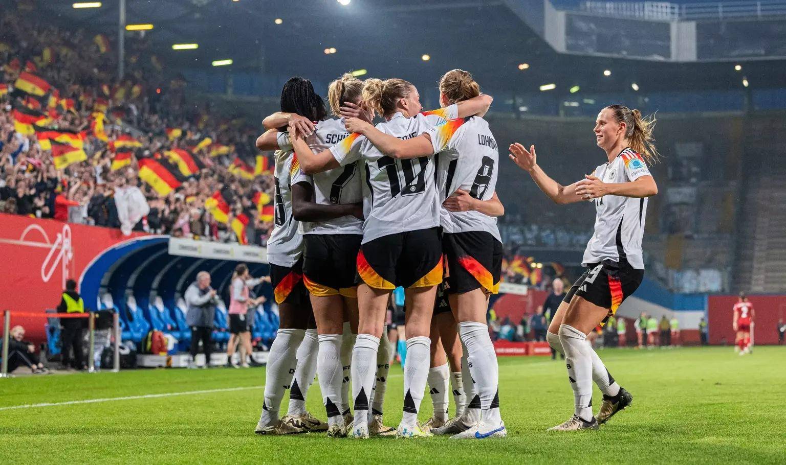 雷速官网-加拿大队在联合女足联赛中取得胜利-第2张图片-雷速官网