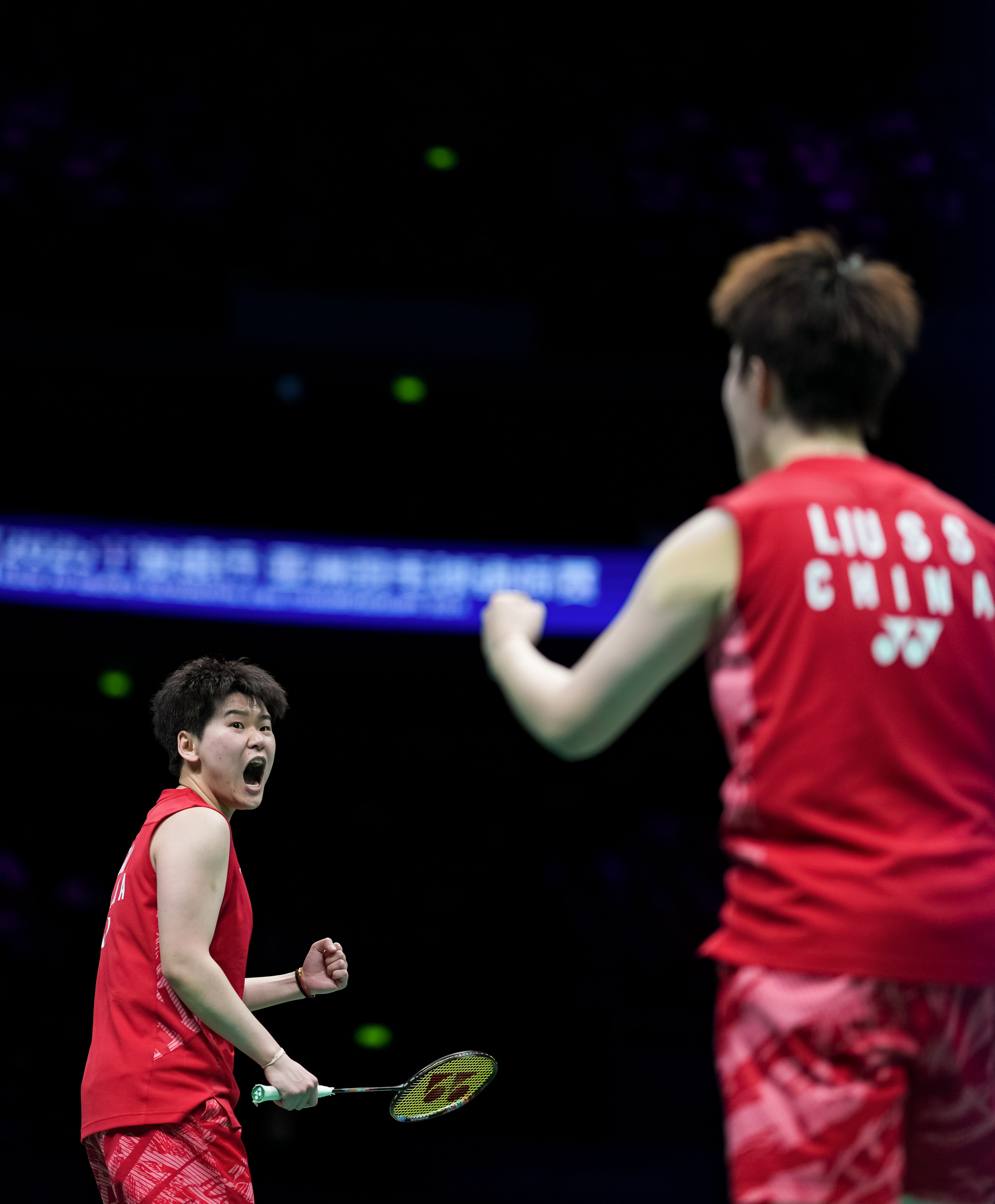 雷速官网-羽毛球双打选手携手力挽狂澜夺冠-第1张图片-雷速官网