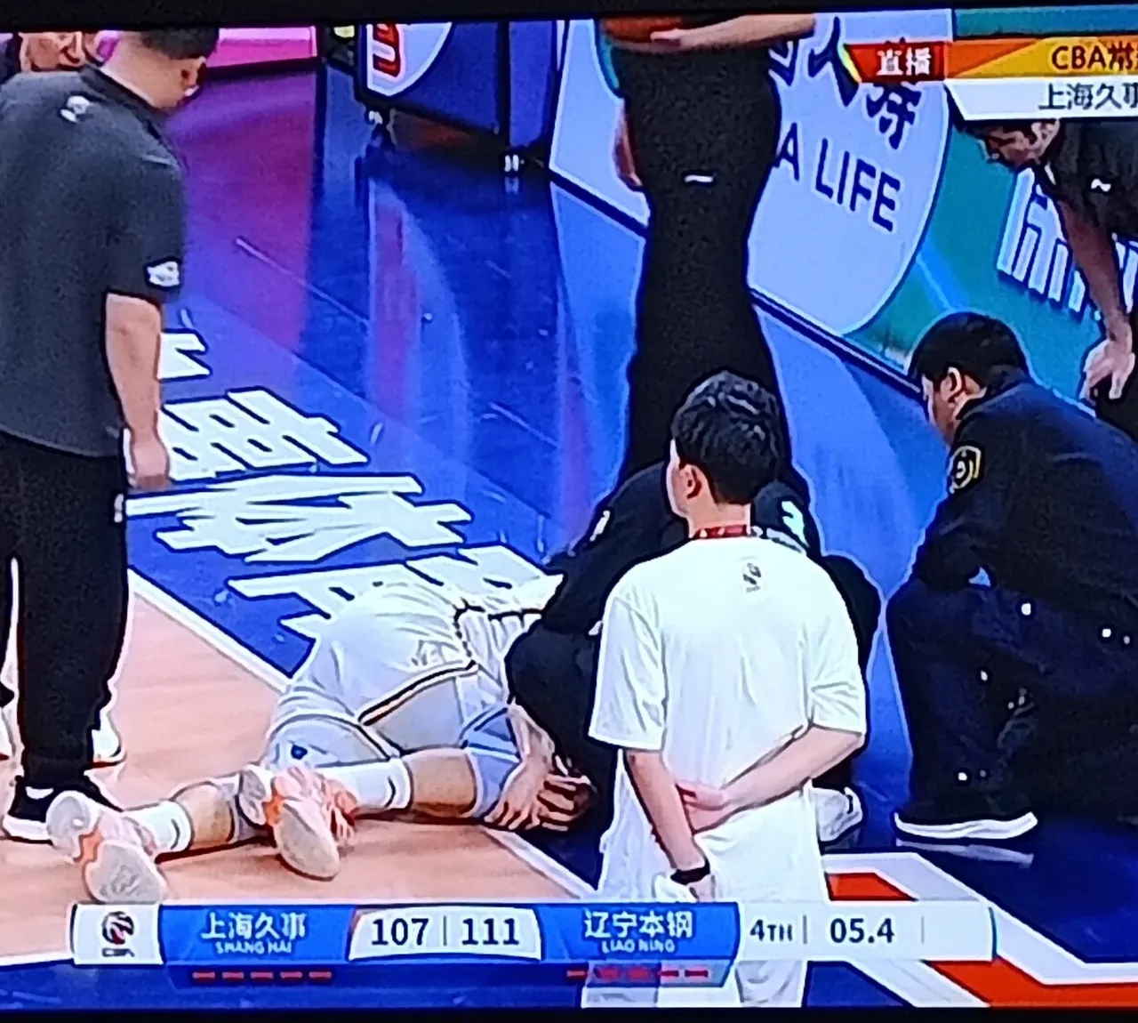 雷速官网-意外上演！球员突发伤情，球队不敌对手-第2张图片-雷速官网