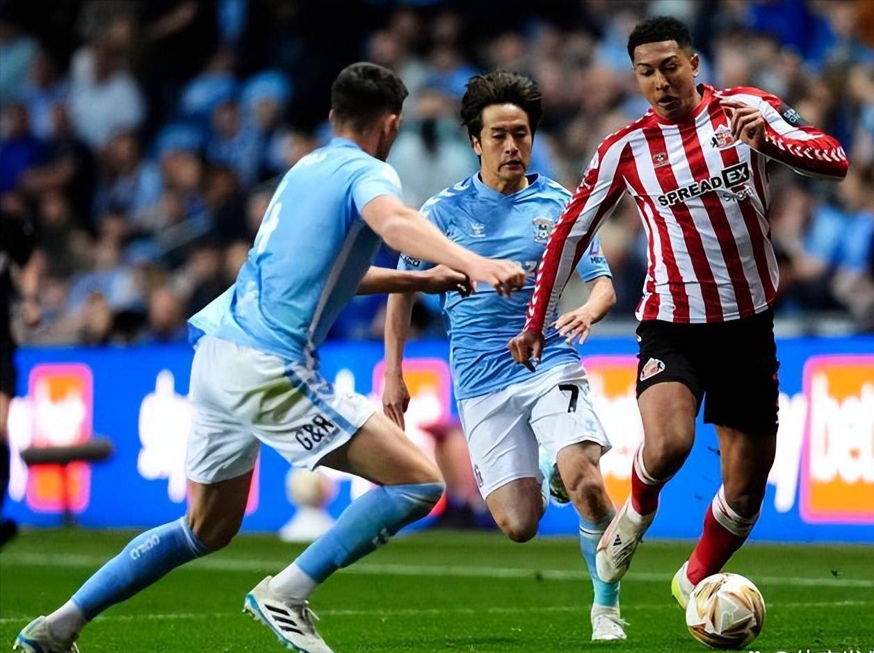 雷速官网-桑德兰前锋多次铲球,受伤下场-第1张图片-雷速官网 雷速官网-桑德兰前锋多次铲球,受伤下场-第1张图片-雷速官网