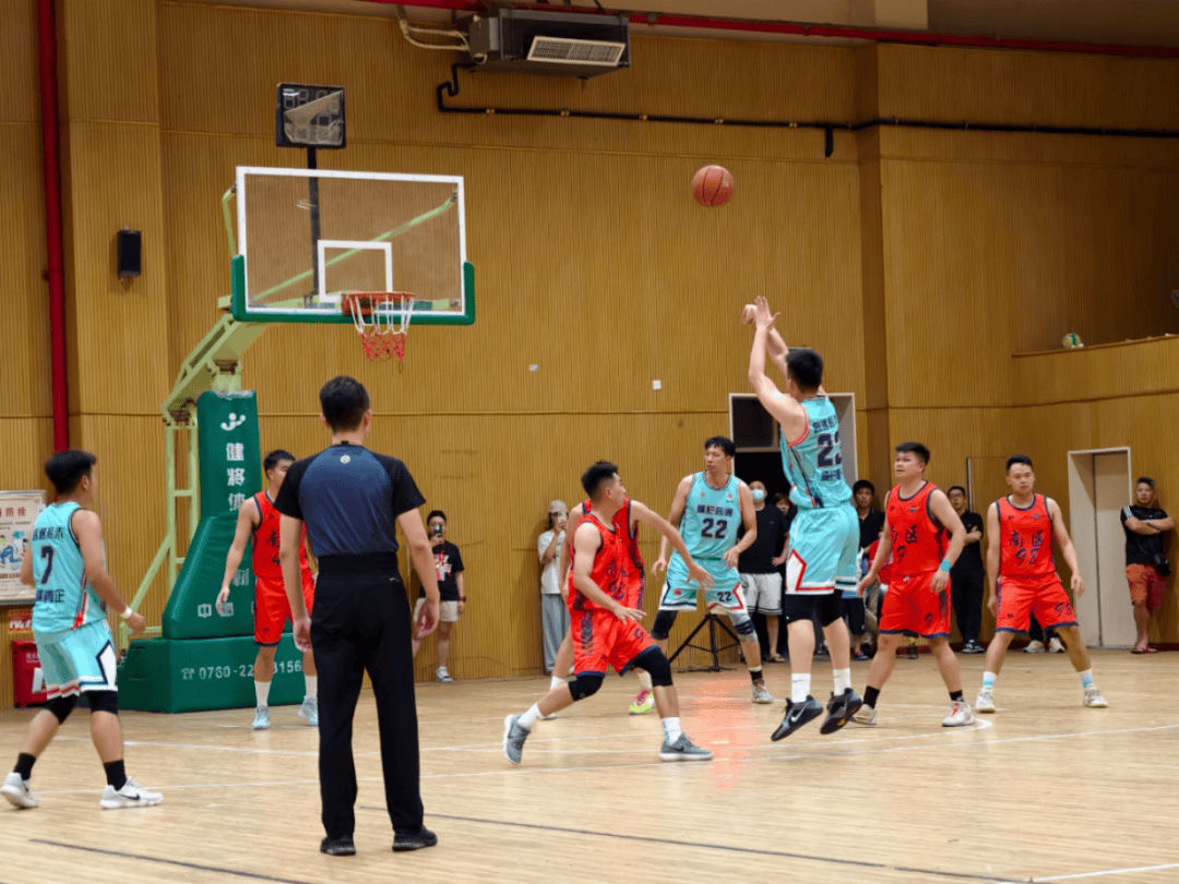 雷速官网-观赏篮球赛的精彩瞬间，球迷欢呼不已-第1张图片-雷速官网