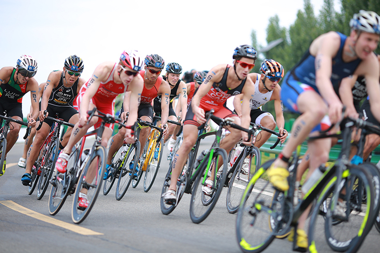 雷速官网-牙买加铁人三项选手勇夺头名-第1张图片-雷速官网