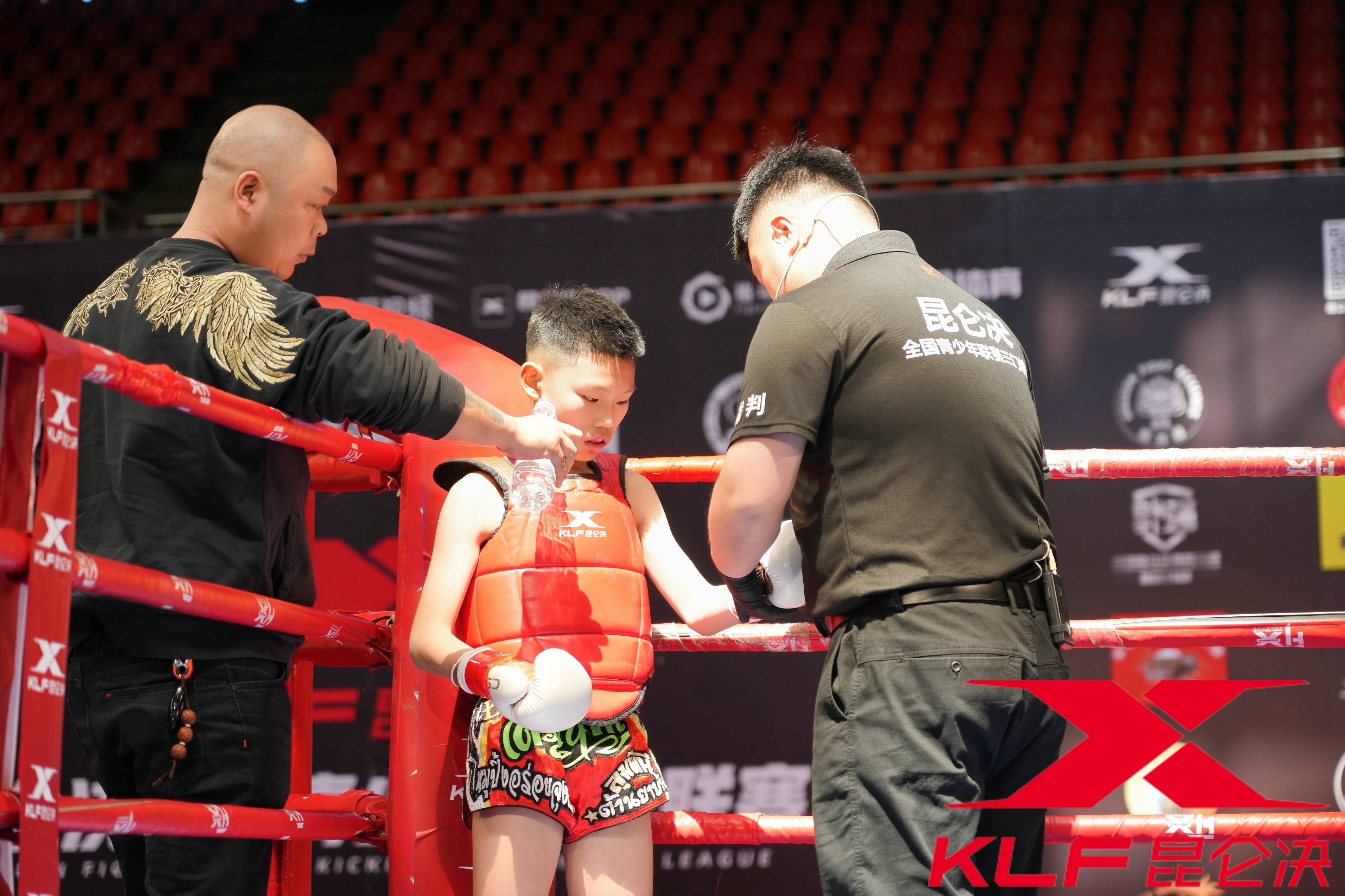 雷速官网-顶尖对阵！足球联赛搏击中的绝对厮杀-第1张图片-雷速官网