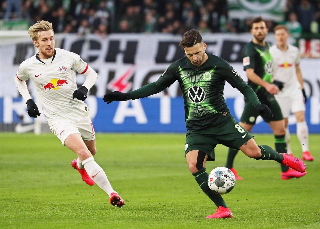 雷速官网-沃尔夫斯堡球员合力战胜强劲对手-第2张图片-雷速官网