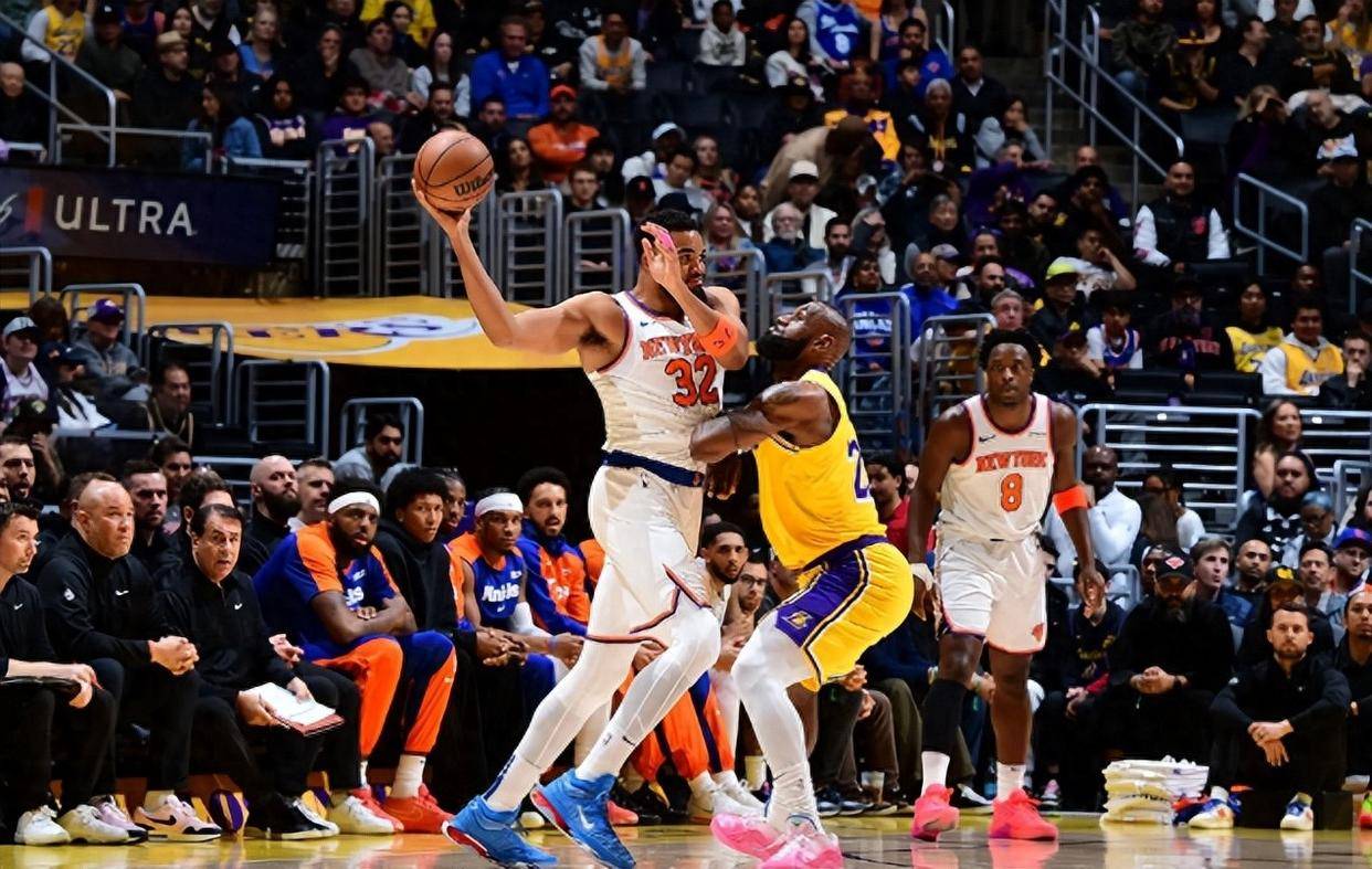 雷速官网-湖人主场横扫尼克斯强势占领，全队统帅登基豪取八连胜-第1张图片-雷速官网