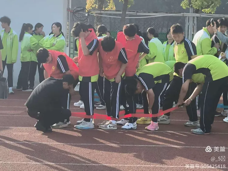 雷速官网-运动员全力以赴向着目标前进-第2张图片-雷速官网