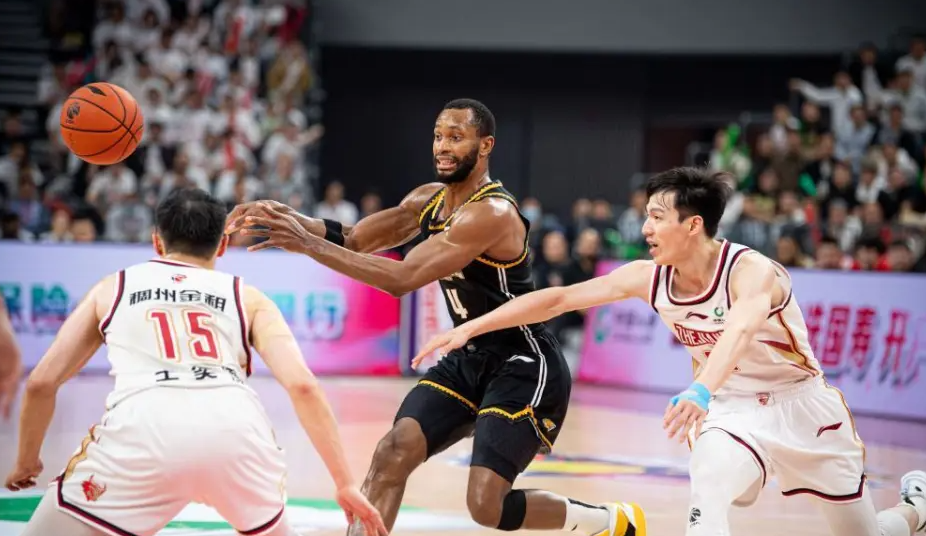 雷速官网-赛场上激烈战斗，谁能一雪前耻赢得胜利？-第2张图片-雷速官网