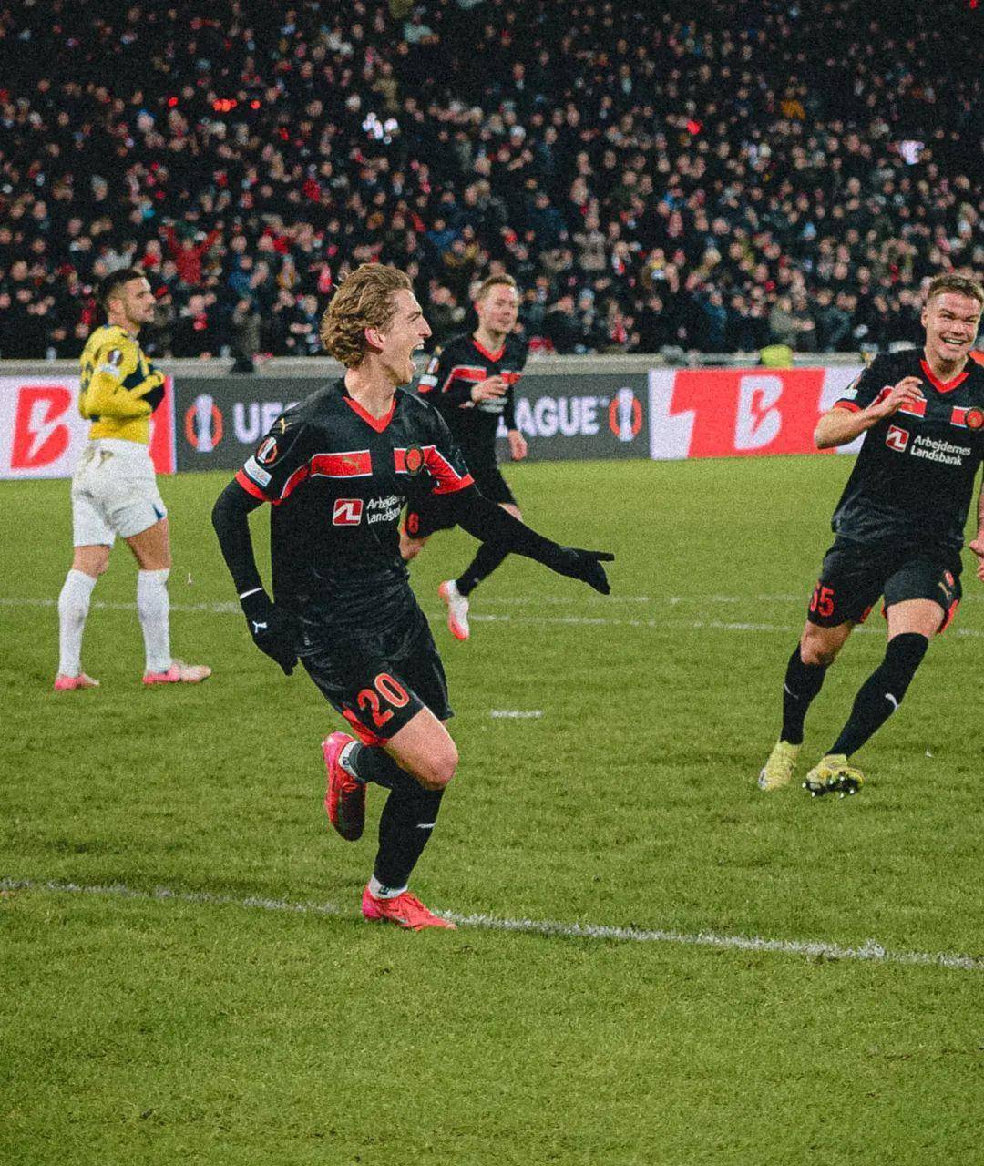 雷速官网-阿贾克斯客场战平波尔图，小组领跑之路-第1张图片-雷速官网