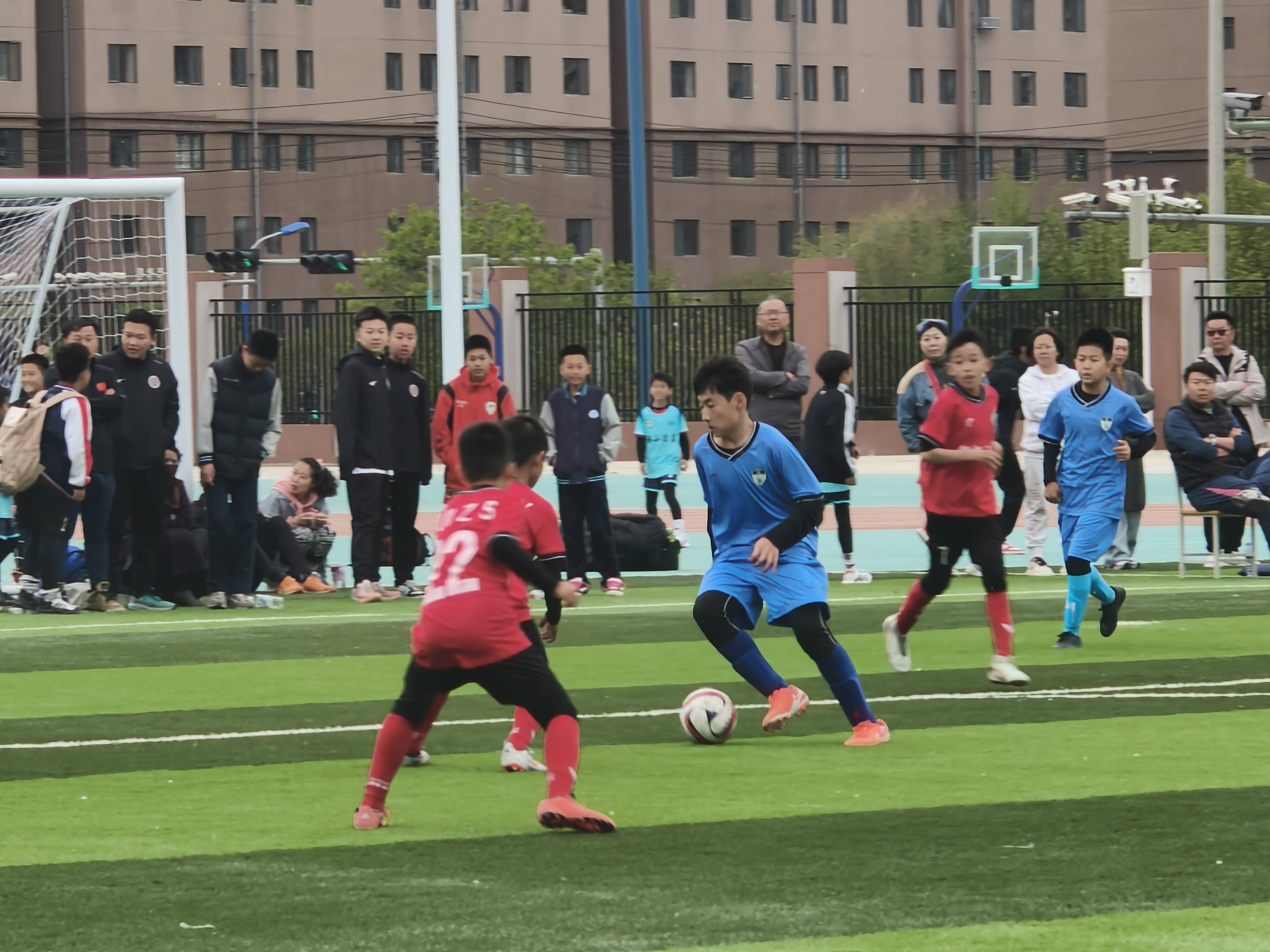 雷速官网-球员们的奋不顾身表现成为亮点-第2张图片-雷速官网