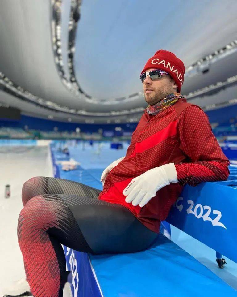 雷速官网下载-加拿大运动员在拳击比赛中技压群雄-第2张图片-雷速官网