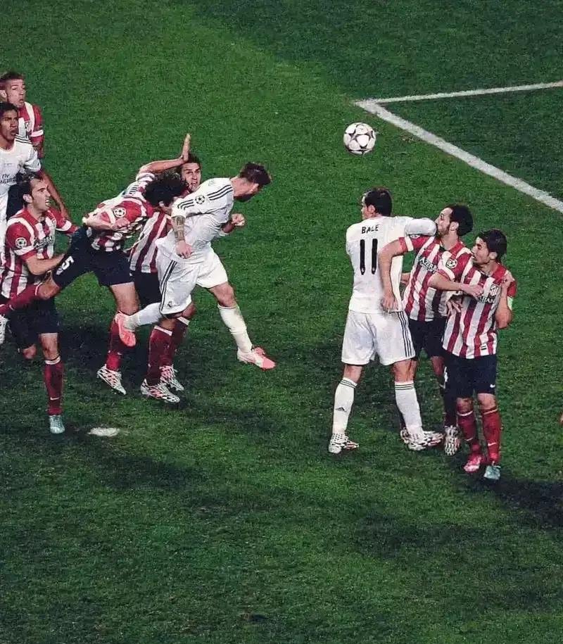 雷速官网-马德里竞技球迷狂欢庆祝胜利-第2张图片-雷速官网