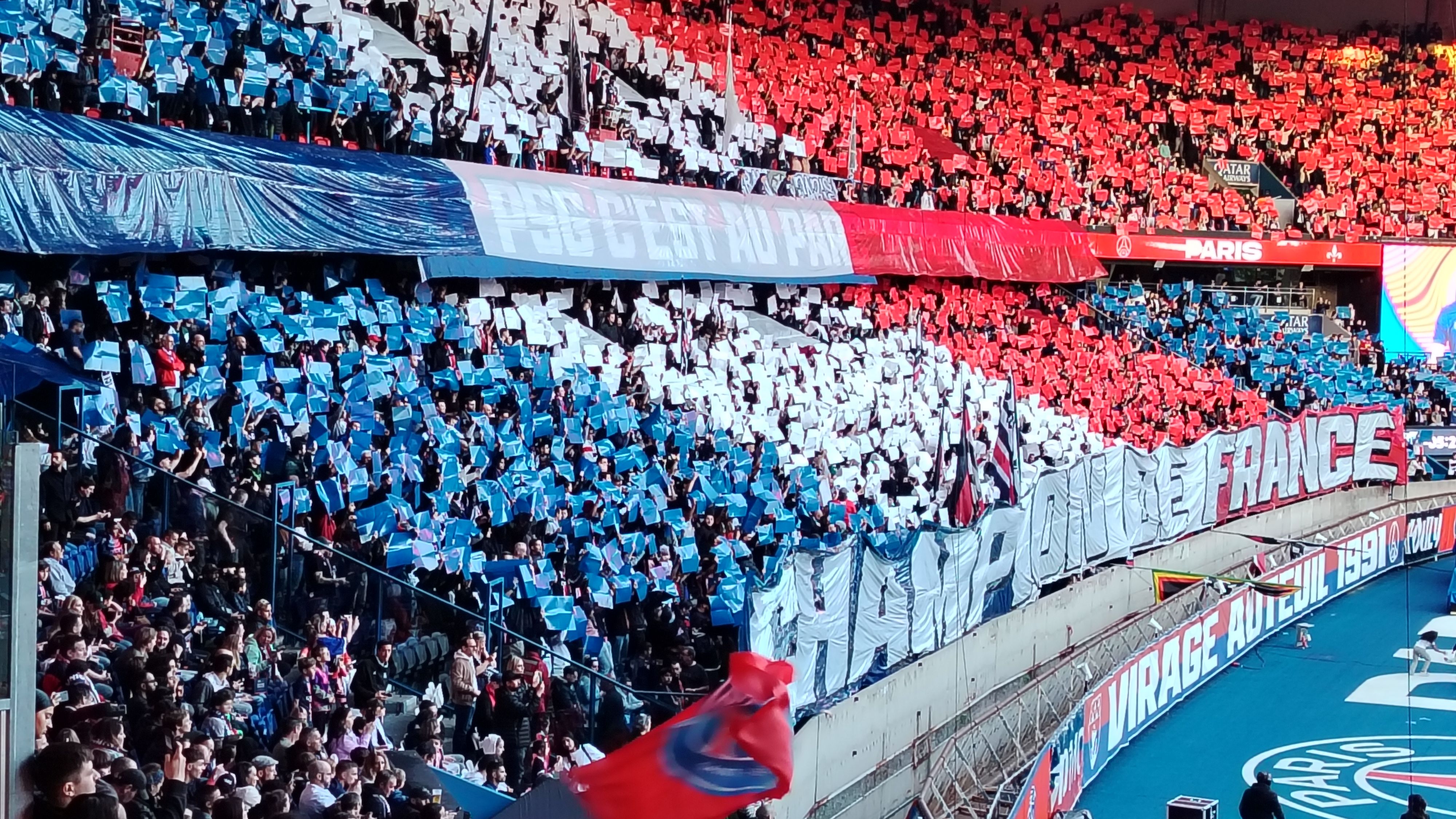 雷速官网-球迷的热情高涨，现场气氛热火朝天-第2张图片-雷速官网