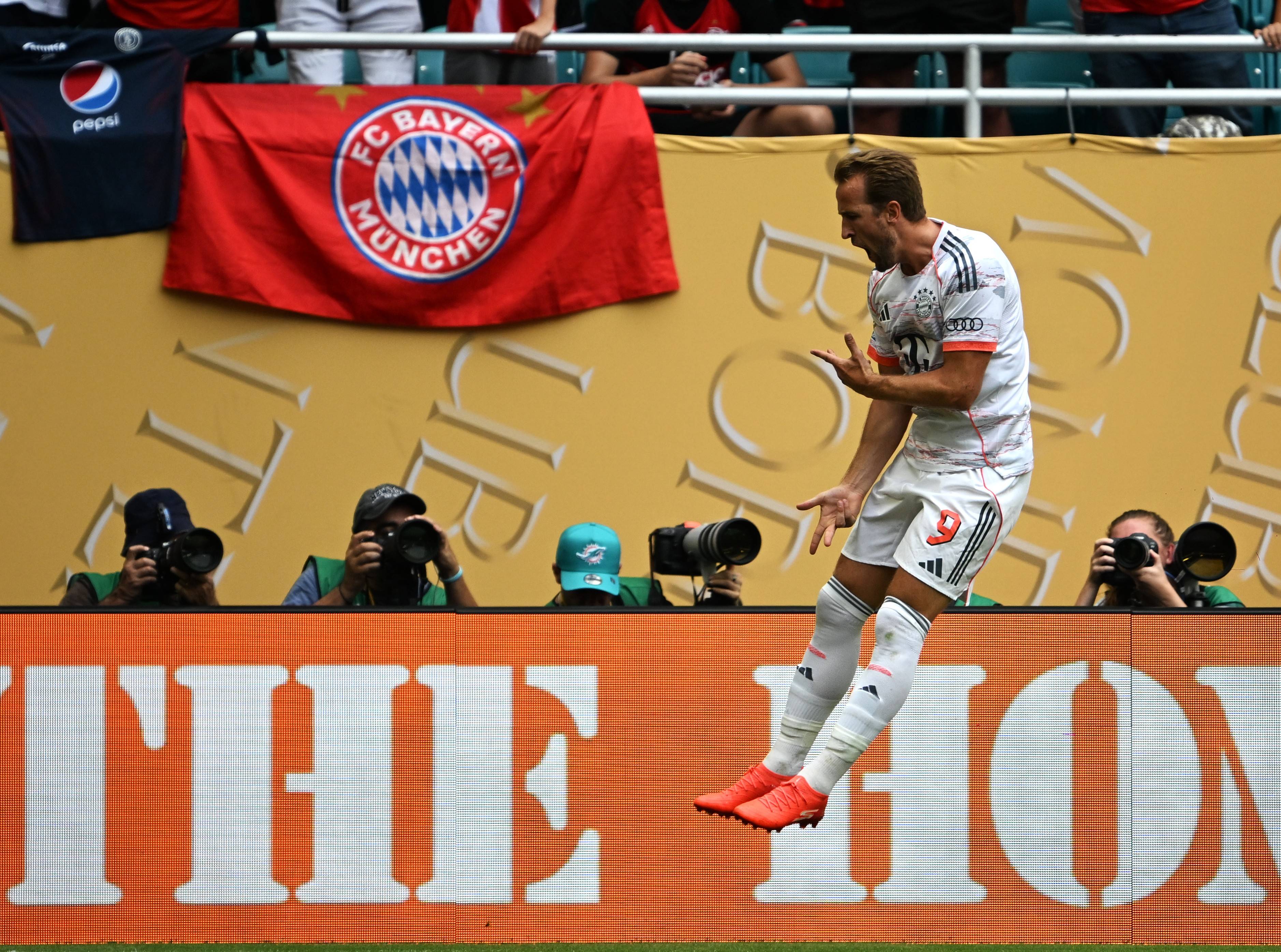 雷速官网-拜仁慕尼黑球员赛后庆祝胜利-第2张图片-雷速官网 雷速官网-拜仁慕尼黑球员赛后庆祝胜利-第2张图片-雷速官网