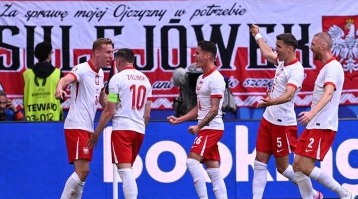 雷速-精彩！欧预赛世界杯热身赛，双方争夺胜利-第2张图片-雷速官网